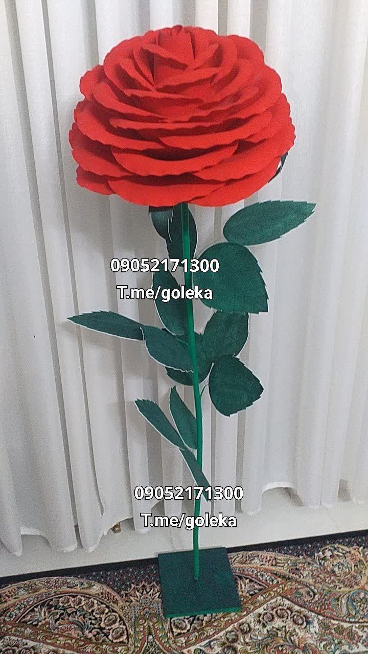 گل فومی بزرگ؛ رز فومی قرمز غول‌پیکر با ساقه بلند و برگ‌های سبز روی پایه ایستاده