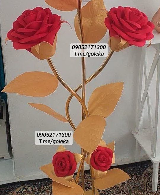 رزهای فومی قرمز با برگ طلایی و ساقه براق، دکور ایستاده
