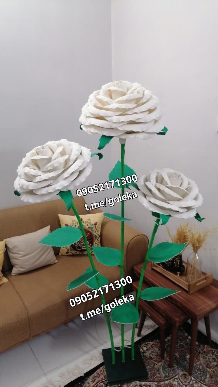 سه رز فومی سفید بزرگ با ساقه و برگ سبز روی پایه
